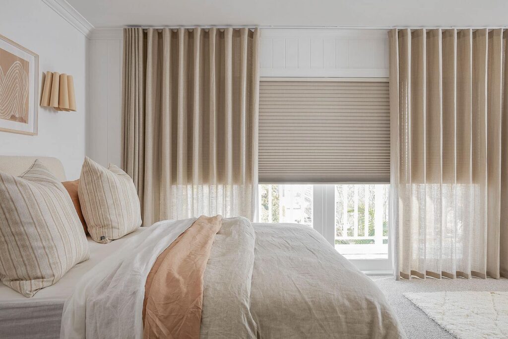 Curtains and blinds combination for modern living room décor