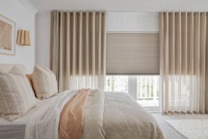 Curtains and blinds combination for modern living room décor